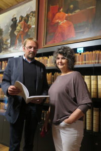 Burghauptmann Günter Schuchardt und Kuratorin Julia Krauß in der Wartburg-Ausstellung "Luther und die deutsche Sprache"