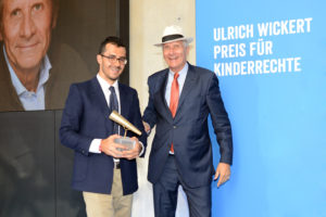 Ulrich Wickert verleiht Yefferson Ospina Bedoya aus Kolumbien den Internationalen Preis für Kinderrechte 2016 (Foto: Plan International/ Alexander Schumann)