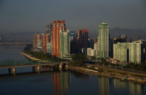 Die Skyline von Pjöngjang, Hauptstadt Nordkoreas, sieht aus wie die einer westlichen Metropole. Foto: Uwe Brodrecht / Wikipedia