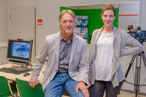 Der Trierer Medien-Professor Hans-Jürgen Bucher mit seiner Doktorandin Bettina Boy. Foto: Uni Trier